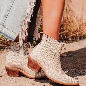 Freebird by Steven Textured Cream Ankle Boots